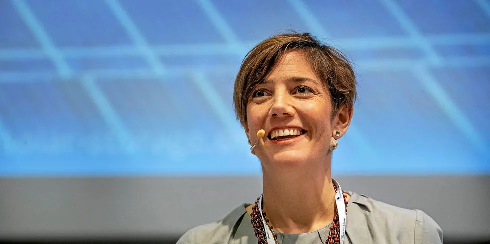 – Hver megawatt energi generert av solenergi og fornybar energi betyr at vi trenger mindre fossilt brensel fra Russland. Europeisk solenergi ruller ut så raskt som mulig i påvente av en vanskelig vinter, sier Solar Power Europe-sjef Walburga Hemetsberger.