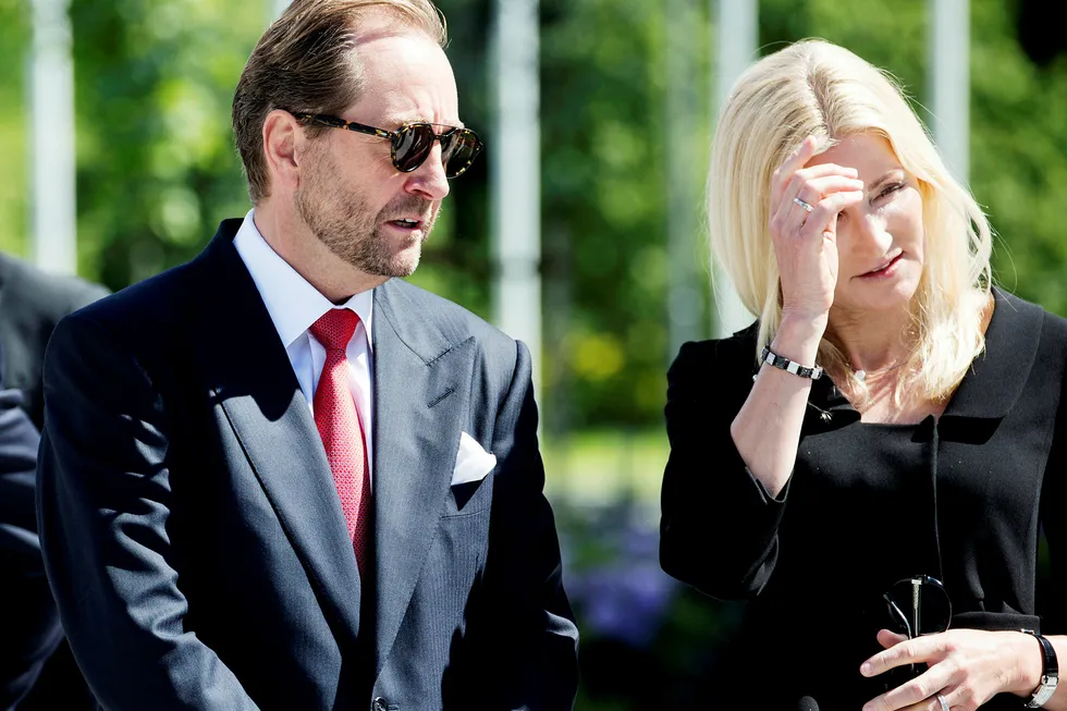 Med støtte fra Anne Grete Eidsvig (t.v.) og Kjell Inge Røkkes allmennyttige stiftelse for utdannelse har 100 studenter de siste fire årene kunnet realisere drømmen om studier ved noen av verdens aller beste universiteter på master og ph.d.-nivå.