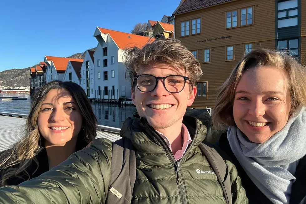 Grunnleggerne av Next Generation Seafood Alliance i Bergen. Fra venstre: Michell Franze (YSFBC), Andrew Richardson (YAS) og Janicke Eckhoff (NGSA).