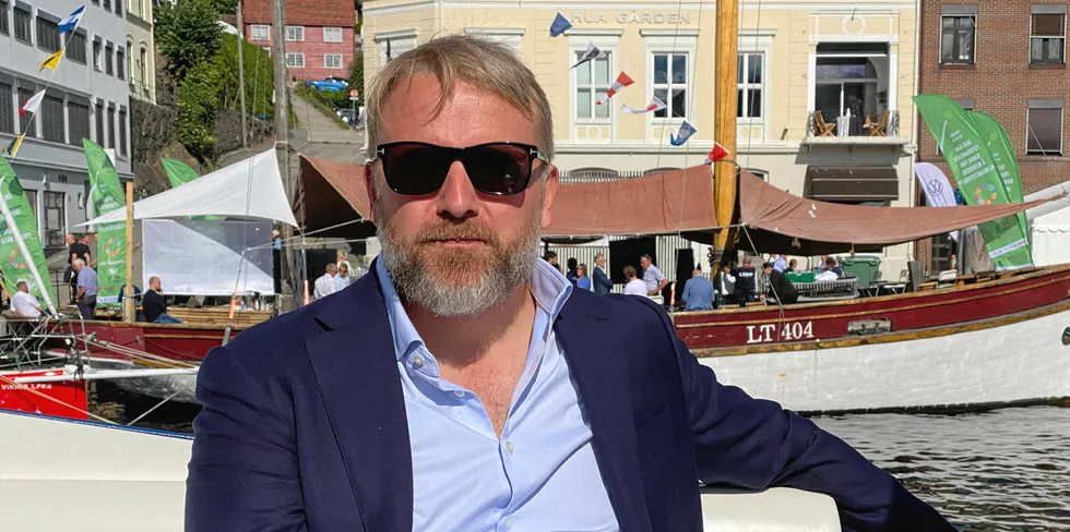 Thomas Hansen er direktør for vindkraft i St1. Han forteller at det er mulig å fly klimavennlig med dagens fly hvis man produserer syntetisk jetparafin. Forutsetningen er at strømmen må være ekstremt billig samtidig som CO2-avgiften må kraftig opp.