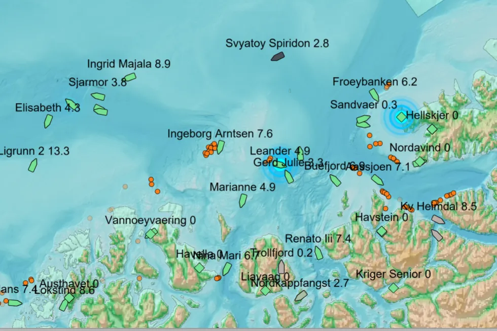 En del av sildeflåten ligger nå i fiske rundt 25 nautiske mil nord for Vannøya