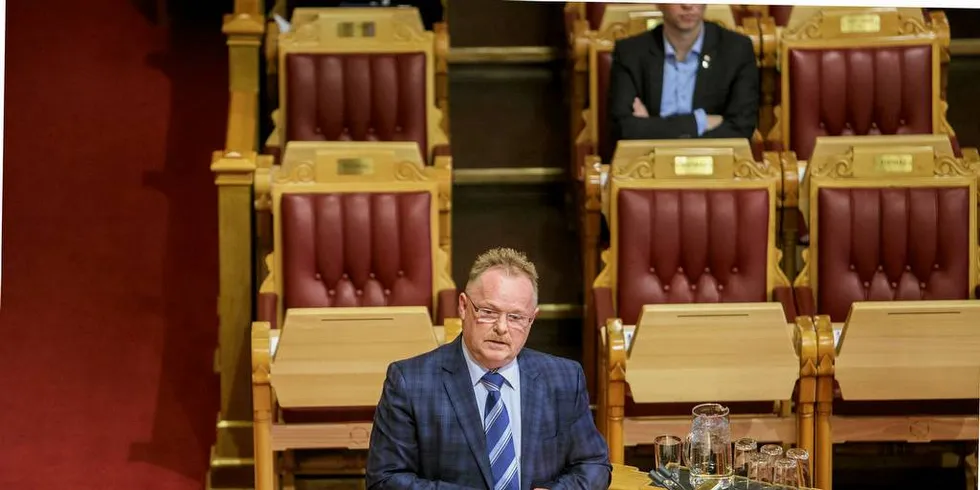 SLAKTEBÅTER EN DEL AV DET: Fiskeriminister Per Sandberg mener det er naturlig at næringen ser på slakteprosessene og at slakterbåter er en del av dette.Foto: Javad Parsa