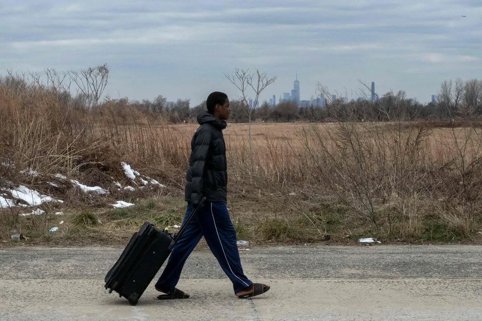 Papirløs innvandrer på vei til teltleiren Floyd Bennett Field i Brooklyn. Nå stenges leiren for å beskytte innvandrerne.