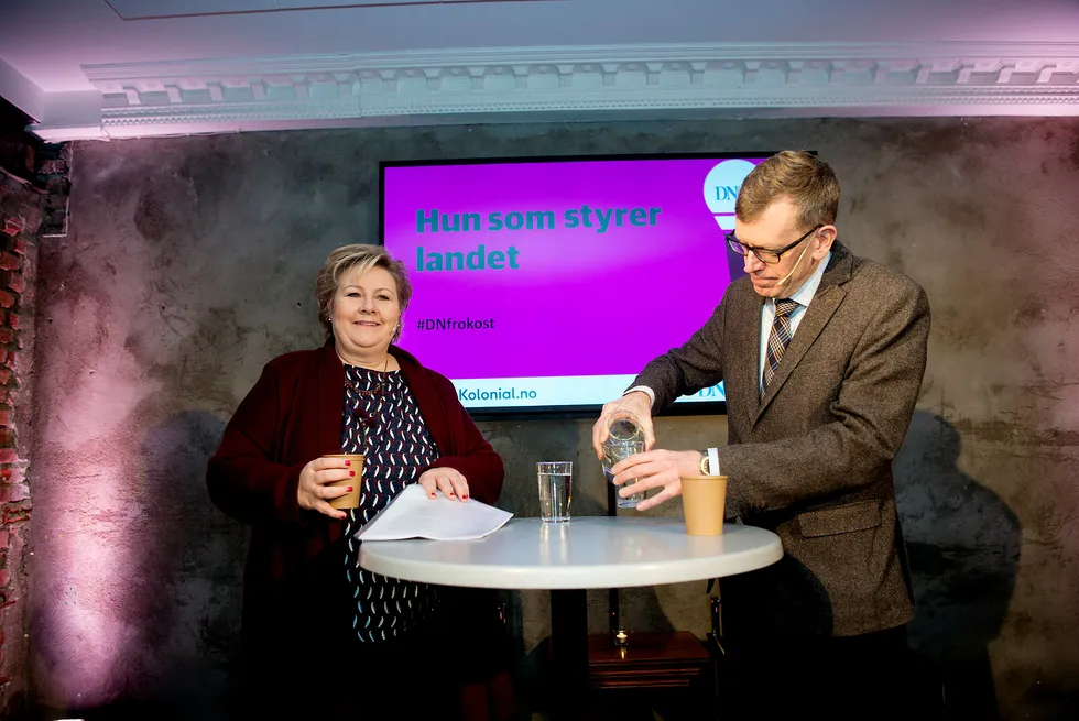 Statsminister Erna Solberg snakket om digitalisering, perspektivmeldingen og utfordringer knyttet til den nye parlamentariske situasjonen på Stortinget på DNs frokostmøte «Hun som styrer landet». Til høyre DNs politiske redaktør Kjetil B. Alstadheim. Foto: Mikaela Berg