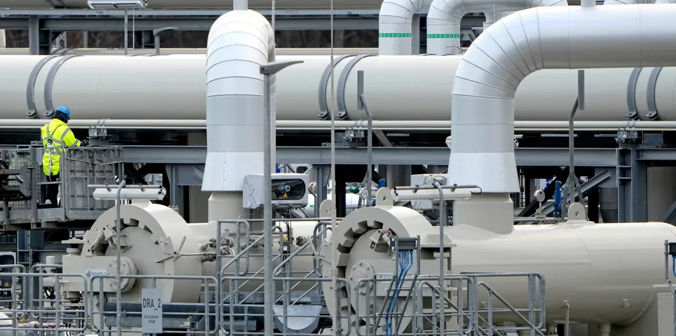 En arbeider på anlegget i Lubmin i Nord-Tyskland som skulle tatt imot gass fra rørledningen Nord Stream 2. Tyskland har stanset prosessen med å godkjenne denne rørledningen, og Russland truer med å stanse leveransene gjennom Nord Stream 1 Nord Stream 2.