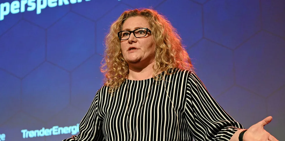 Ordfører Vibeke Stjern i Åfjord kommune må stå i vindkraftstormen.