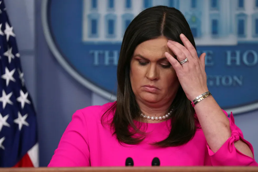 Pressesekretær Sarah Huckabee Sanders i Det hvite hus passes ekstra godt på av Secret Service. Foto: Jonathan Ernst/Reuters/NTB Scanpix