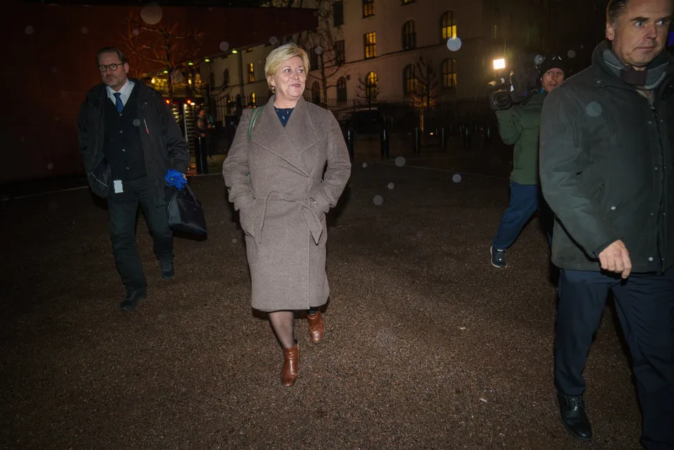 Siv Jensen forlater statsministerens kontor i Oslo mandag etter nye møter i budsjettforhandlingene mellom regjeringspartiene og Frp.