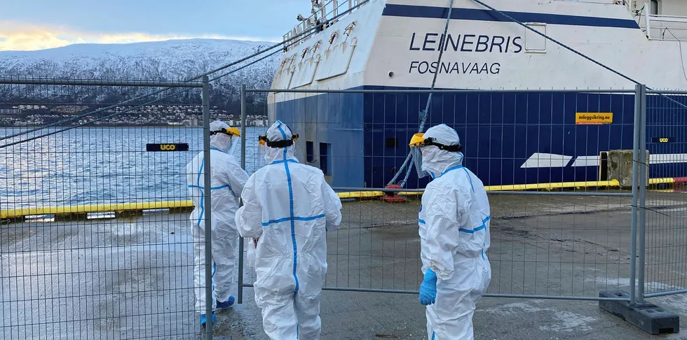 MISTENKT: På autolinefartøyet «Leinebris» er det en av mannskapet som er kan være koronasmittet. Her fra inspeksjonen av fartøyet i Tromsø i dag.
