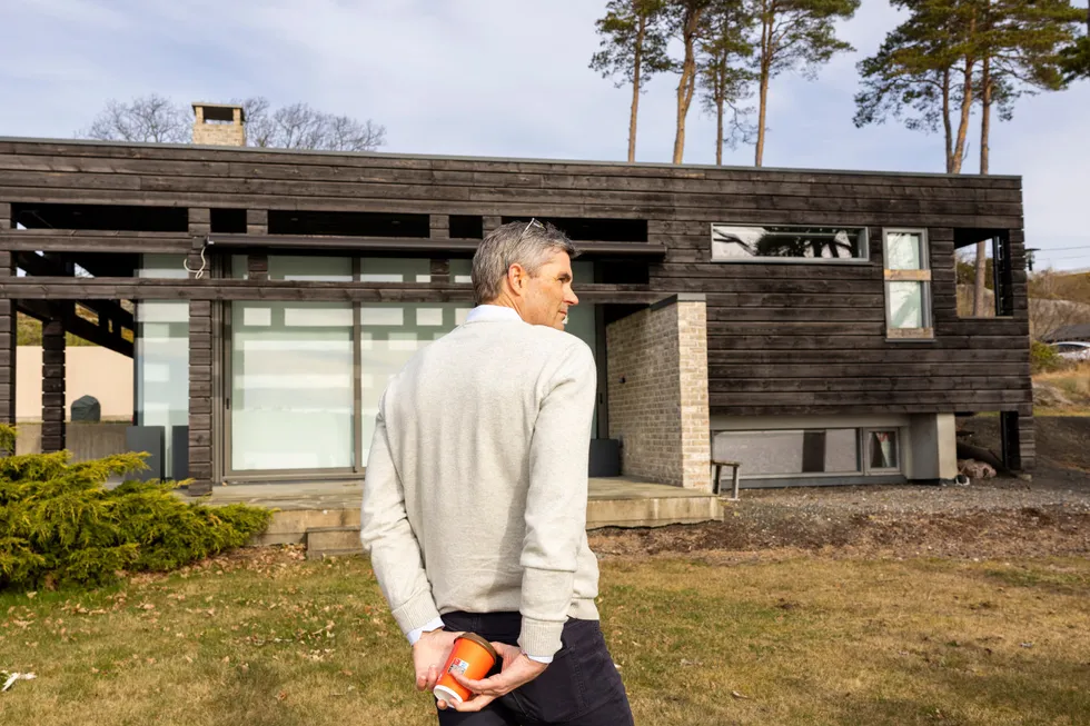 John Markus Lervik foran sin egen hytte under befaringen da saken ble behandlet i tingretten.