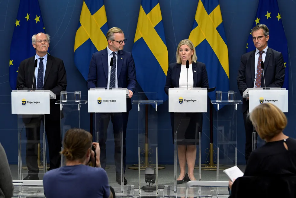 Et alvorlig og topptungt svensk lag la lørdag frem en kriseplan for det nordiske kraftmarkedet. Fra venstre sentralbanksjef Stefan Ingves, finansminister Mikael Damberg, statsminister Magdalena Andersson og sjef for finanstilsynet, Erik Thedéen