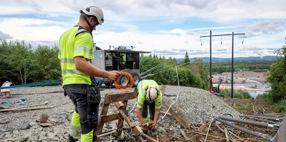 Elvia Braskereidfoss. Elvias ansatte forbereder sprengskjøt for å koble sammen de nye linjene over til Braskereidfoss kraftverk.