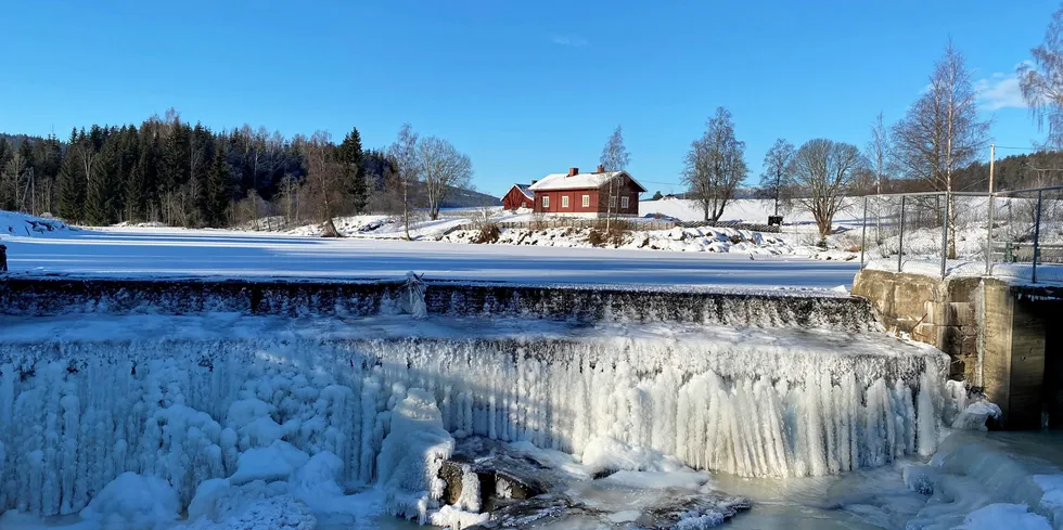 Lavere temperaturer gir høyere strømpris i Sør-Norge. Nå ser det ut til at vi kan få den høyeste månedsprisen noen gang. Kontrakten for de siste to ukene ligger nå på mellom 115 og 130 øre/kWh.