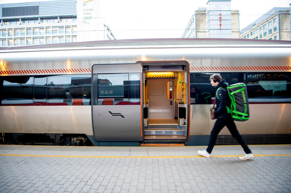 Kan Vy og Flytoget regnes som en foretakssammenslutning etter konkurranseloven, spør skribentene.