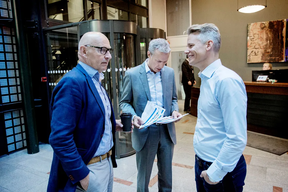 Konsernsjef Rolv Erik Ryssdal (i midten) har med seg syv kvinner og 20 menn i Schibsteds ledelse. Her legger han frem tall for andre kvartal 2017 sammen med konsernsjef for Schibsted Norge Didrik Munch (til venstre) og Europa-ansvarlig Sondre Gravir. Foto: Fredrik Bjerknes