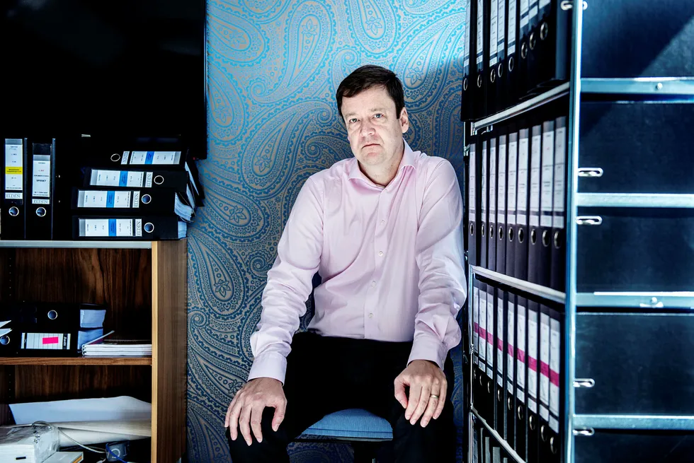 – Han nekter å ha begått noe straffbart, sier forsvarer John Christian Elden om klienten som ble fratatt advokatbevillingen og nå står siktet for grov økonomisk utroskap. Foto: Fartein Rudjord