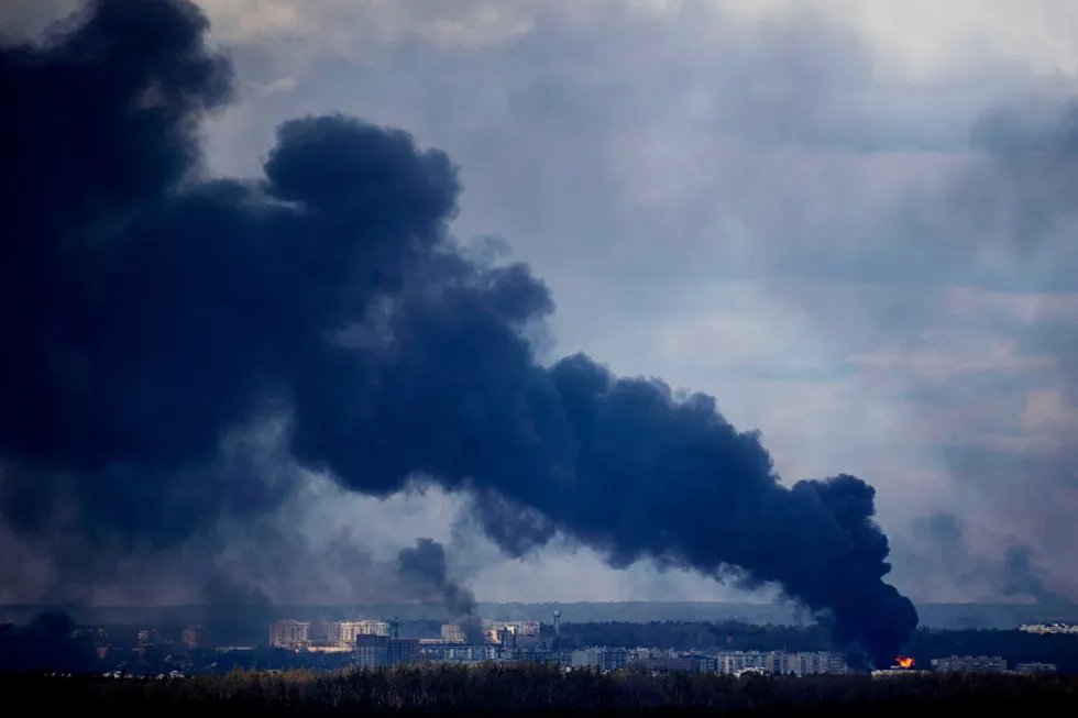 Kampene har fortsatt i Ukraina gjennom helgen. Vesten har innført nye sanksjoner mot Russland.