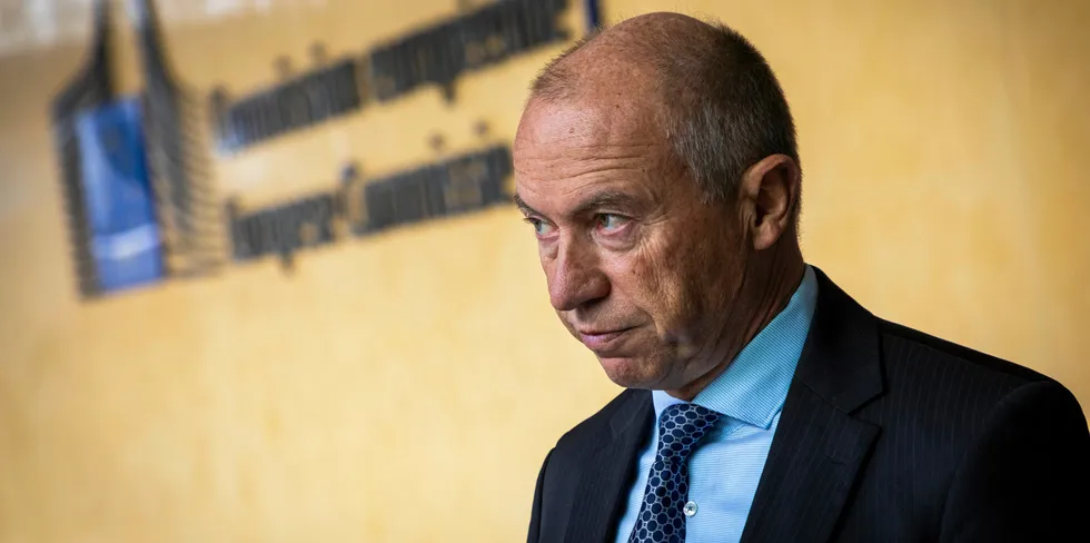 Her er Christian Rynning Tønnesen avbildet utenfor EU-hovedkvarteret.
