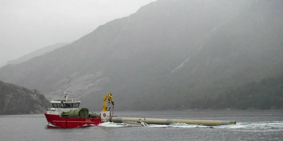 FJORDLABORATORIUM: Oppstrømmingsanlegg transporteres inn Lysefjorden - foto frå då det blei installert i 2011.Foto: Havforskningsinstituttet