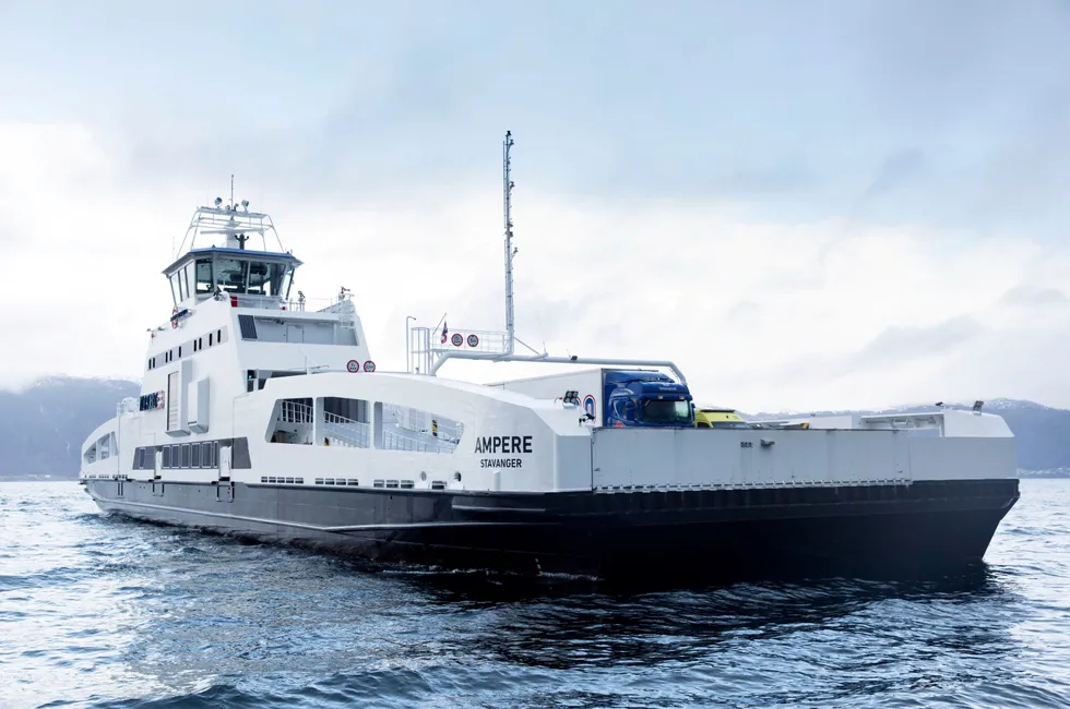 Verdens første bil- og passasjerferge som går på batteri, «Ampere», ble satt i drift i Sognefjorden i 2015.
