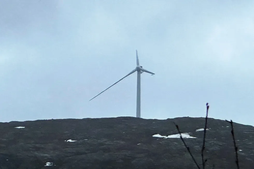 Lørdag 15. mars ble flere alarmer ble utløst i overvåkingssystemene på Sørmarkfjellet vindpark. Ett av turbinbladene hadde fått harde skader og falt ned. Hendelsen skjedde knappe to måneder etter forrige turbinhavari.
