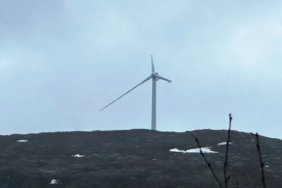 Tre dager etter at to rotorblad falt av en turbin i Sørmarkfjellet vindkraftverk i Osen og Flatanger kommune i Trøndelag, er hele kraftproduksjonen fortsatt nede.