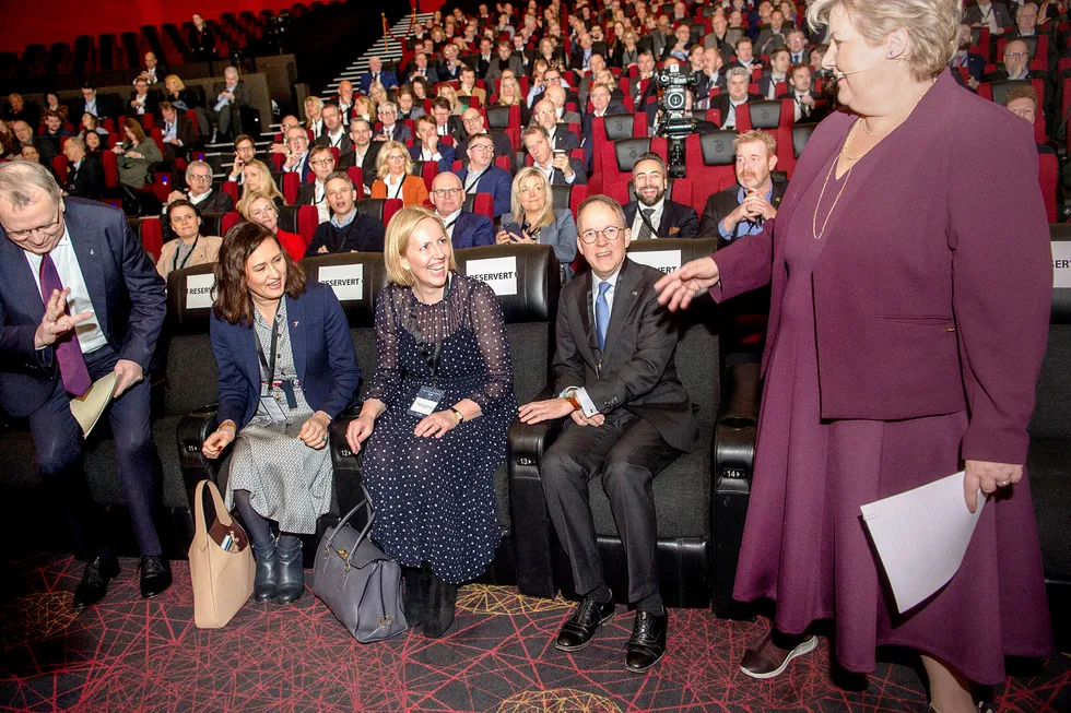 Sjef for Equinor Eldar Sætre (til venstre) hilser uten å håndhilse på statsminister Erna Solberg. I mellom sitter (fra venstre) Monica Bjørkmann, styreleder i Norsk olje og gass, Agnete Johnsgaard-Lewis, administrerende direktør i Shell Norge, og Oluf Ulseth, statssekretær for statsministeren.