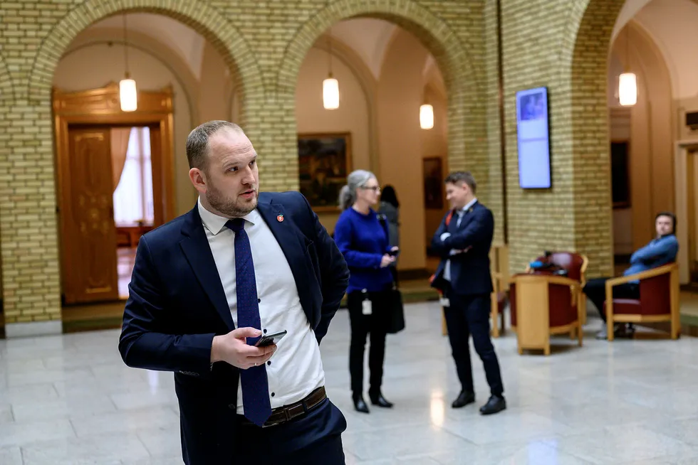 Jon Georg Dale har gått tilbake til Stortinget. Nå vil han ha Erna Solberg og Tina Bru på banen.