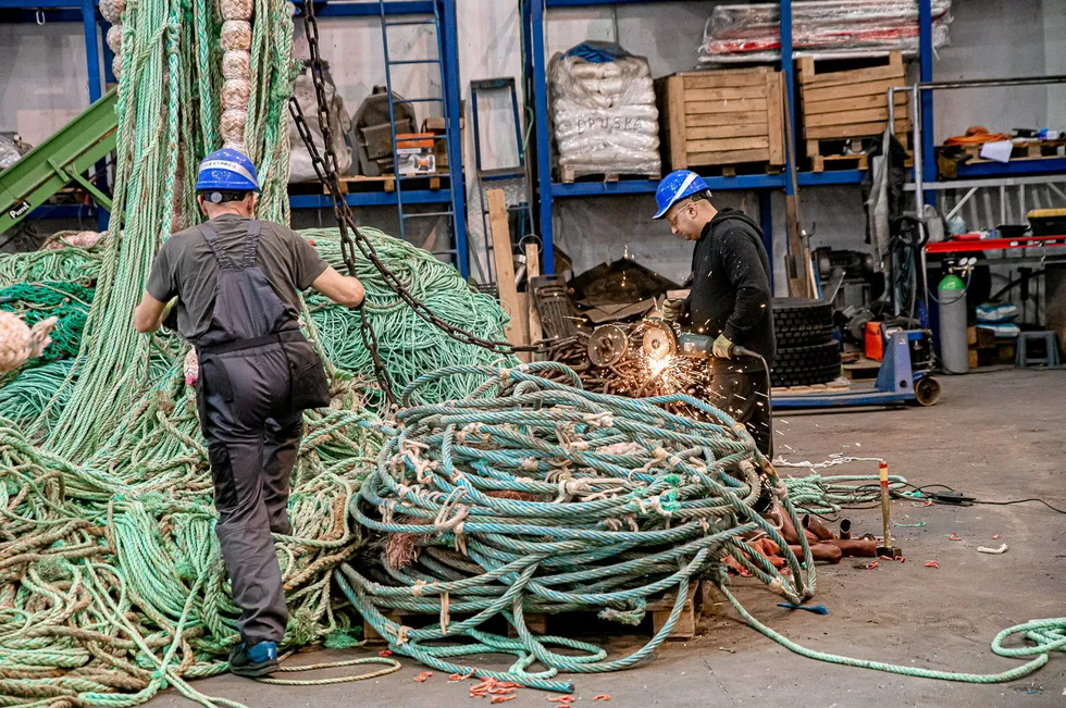Bodø-selskapet Nofir har endelig landet kontrakter i utlandet igjen. Det koster dem, både i tid og penger. Her fra selskapets fabrikk i Litauen.