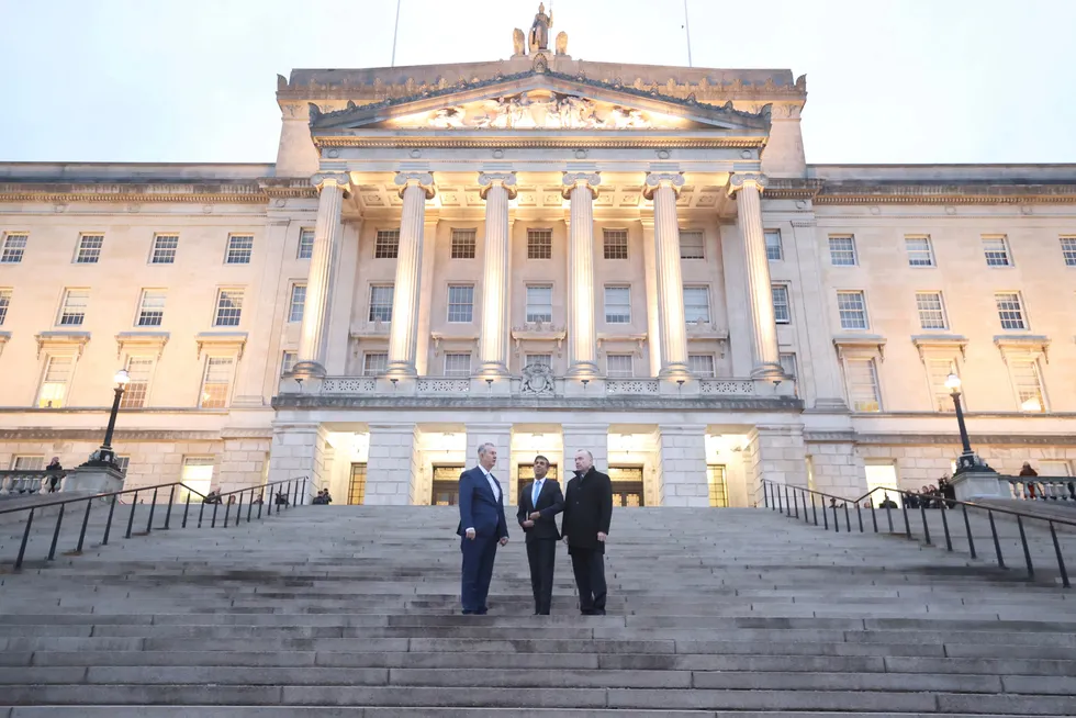 Presidenten i lokalparlamentet Edwin Poots, Storbritannias statsminister Rishi Sunak og den britiske Nord-Irland ministeren Chris Heaton-Harris på vei til nordirsk gjenåpning av Stormont-parlamentet utenfor Belfast mandag.