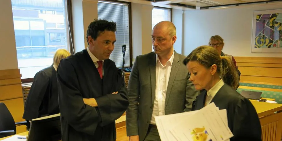 GRILLET OM FACEBOOK: Advokat Nina Sandnes grillet NSL-sjef Robert Eriksson (midten) om Facebook-innlegg Eriksson har hatt om Ap. Erikssons advokat, Eirik Edvardsen måtte gjøre oppmerksom på at ikke var Erikssons stilling som var til vurdering i tingretten.Foto: Agnar Berg