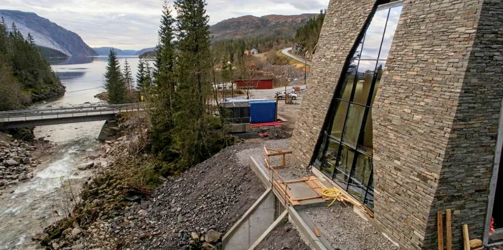 KLP og Helgeland Kraft Vannkraft er enige med Nordland fylkeskommune om å betale 19 millioner kroner i erstatning etter skredene i Tosbotn i 2016.
