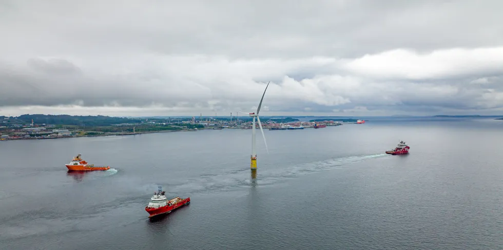 Equinor opplyser at fire av prosjektets 11 turbintårnseksjoner nå først forventes å bli levert i september 2022, som er for sent for installasjonsvinduet for i år.