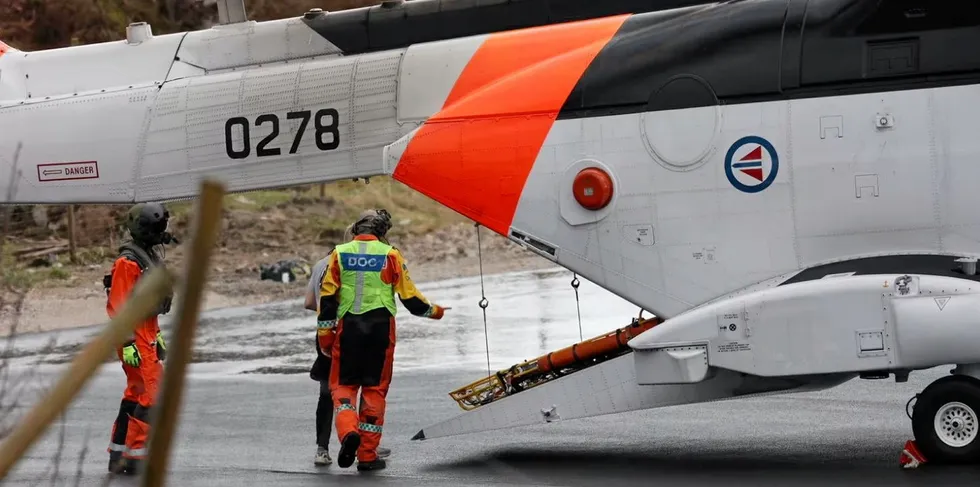 Til Hitra-Frøya uttalte politiet at den skadde ved Måsøval-anlegget ble fraktet i helikopter. Lokalavisens fotograf opplyste at den skadde gikk for egne ben inn i helikopteret, geleidet av legen.