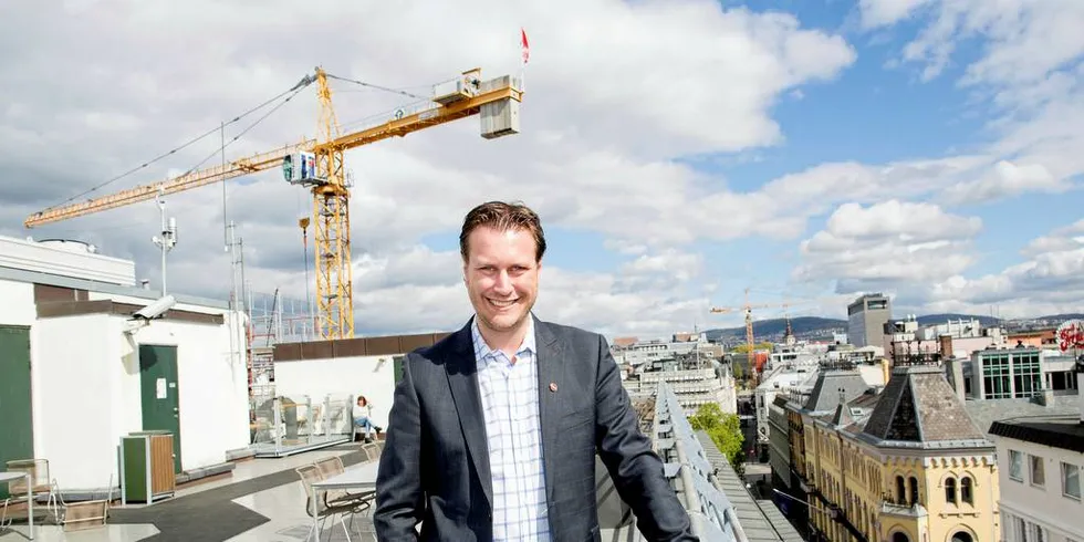 NY MINISTER: Helge Andre Njåstad (Frp) kan fort bli den nye fiskeriministeren i Norge. Nå jobbes det på Vestlandet med å posisjonere Njåstad til jobben dersom Per Sandberg blir permanent justisminister. Foto: Øyvind Elvsborg