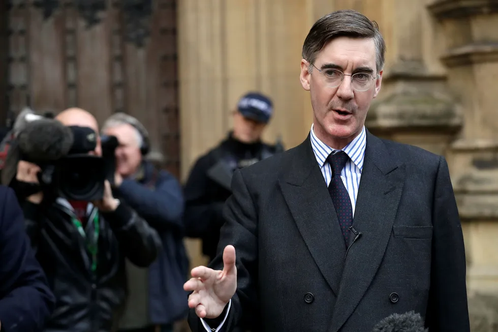 Brexitforkjemper Jacob Rees-Mogg vil nå stemme for statsministerens avtale, av frykt for at hele brexit blir avlyst.