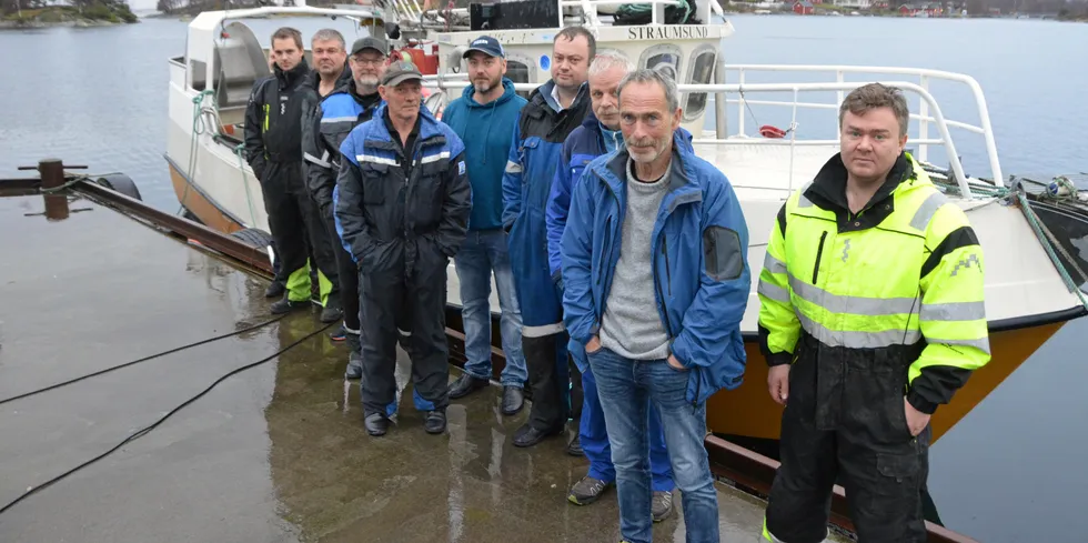 Kystfiskere på Sunnmøre rammet med problemer med overflod av pigghå. Fra venstre navn og båtnavn: Jarl Ove Kvalsvik «Tono» (delvis skjult), Roy Morten Skår «Skårungen», Frode Leine «Fromar», Sigvald Sævik, Geir Nerland «Signal», Kjell Børre Petersen «Nærøybuen», Raymond Storvik «Sarah», Kjell Skarshaug «Staumsund», Geir Hasund «Hasund» og fiskekjøper Raymond Moltu, Marine Sales avdeling Stokksund.