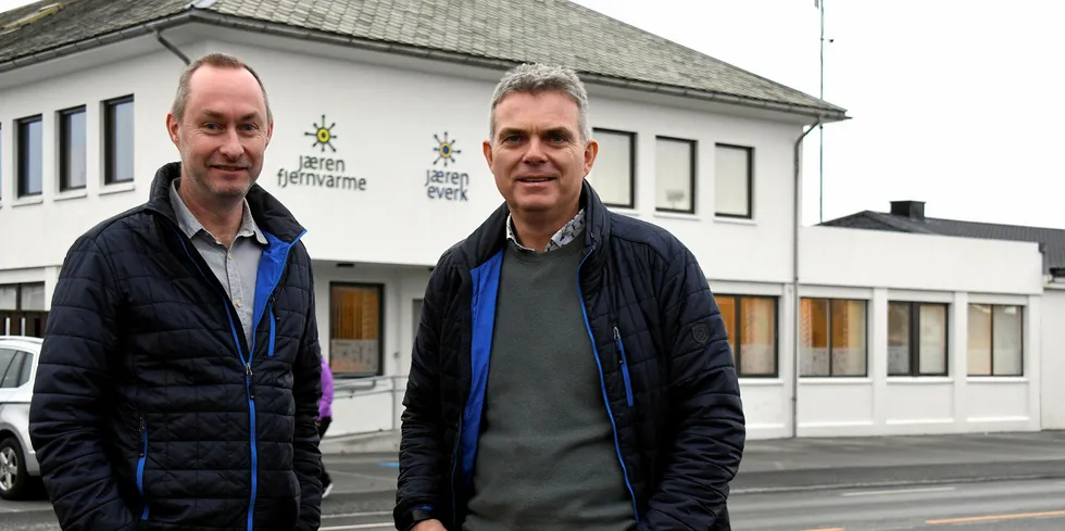 Økonomisjef Ingve Vold og everkssjef Birger Høyland i Jæren Everk leverer 400 volt til alle nettkundene. De mener inntektsrammen burde tatt høyde for dette.