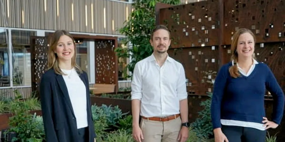 Guro Skjæveland (til venstre) i Nysnø sammen med Eirik Sønneland og Anne Cathrin Østebø i Validé.