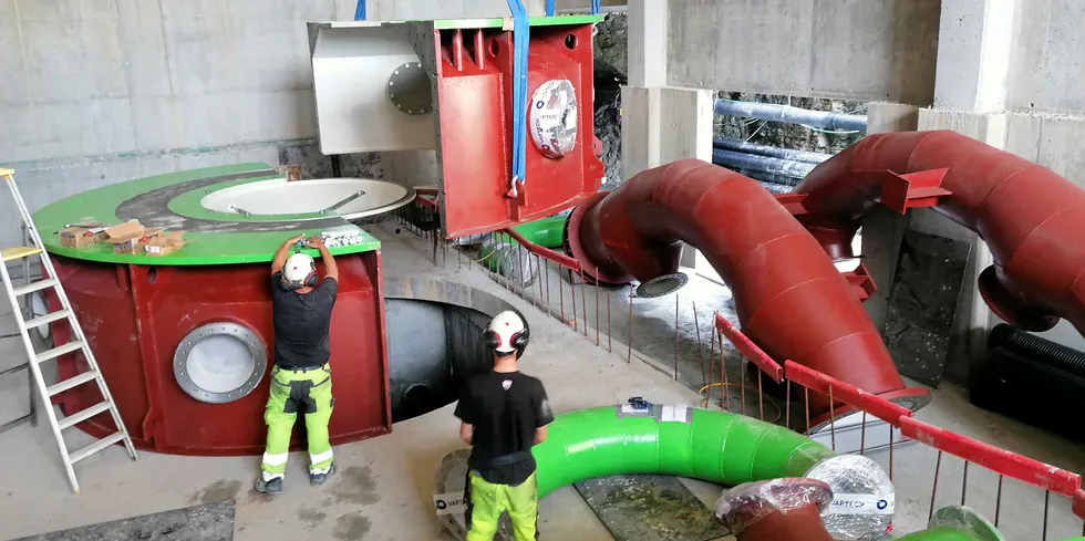 Turbinmontasje i Tokagjelet kraftverk.