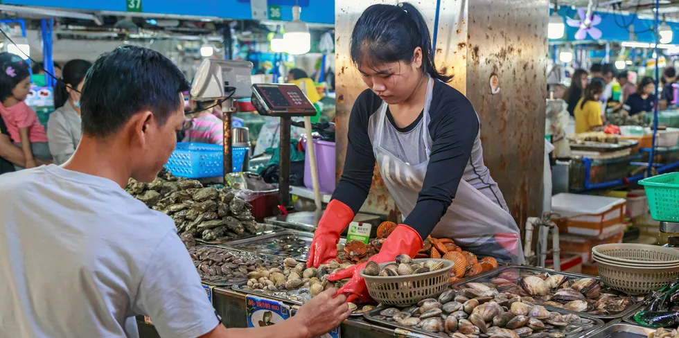 Etter det angivelig ble funnet spor av koronavirus på et marked i Beijing har etterspørselen etter laks landet suknet.