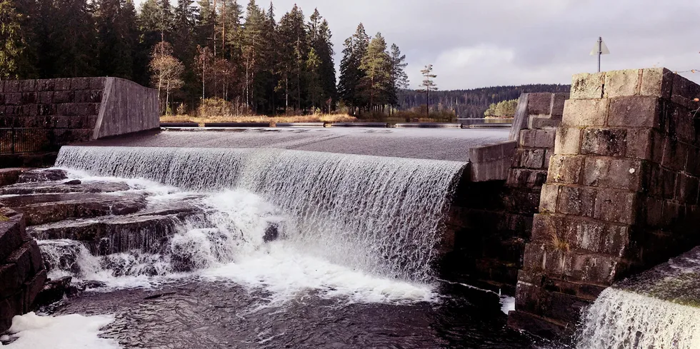 Det er registrert 4426 dam-anlegg i Norge. En slik eldre mur-dam regnes som mindre sikker enn en betong-dam. Men de mest sårbare dammene i Norge er fyllingsdammer fundamentert på løsmasse.
