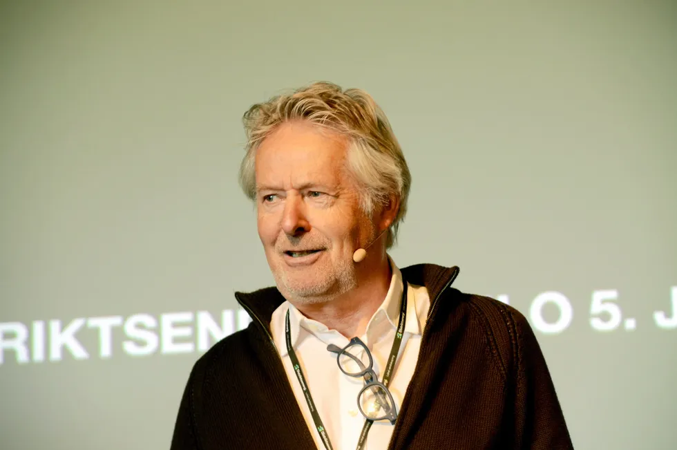 Torry Pedersen holdt innlegg på Distriktsenergis årskonferanse på Geilo. Den tidligere sjefredaktøren i VG lurte på om kraftbransjen har fått med seg det som skjer innen fusjonsenergi.