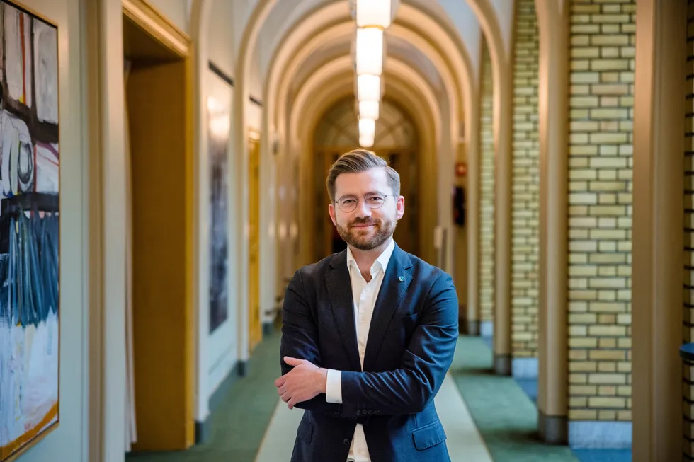 Sveinung Rotevatn (V) vil friste Trygve Slagsvold Vedum med næringsvennlig skattepolitikk. Målet er å lokke ham og regjeringen til et skatteforlik med borgerlig side.