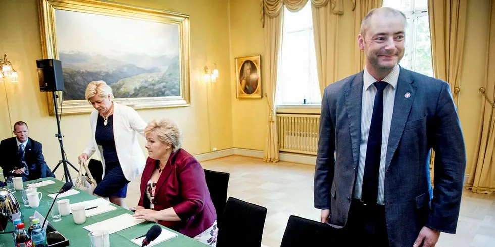 EKSPOLITIKER: Administrerende direktør Robert Eriksson i NSL har bakgrunn som både stortingsrepresentant og arbeidsminister for Frp. Her sammen med finansminister Siv Jensen og statsminister Erna Solberg,Foto: Gorm K. Gaare