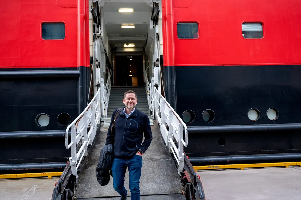 Hurtigruten-sjef Daniel Skjeldam snakker nå mer spesifikt om nye eiere og mulig børsnotering for deler av virksomheten. Samtidig må gjelden på 15 milliarder kroner håndteres. Her fra et besøk i Ålesund i 2022.