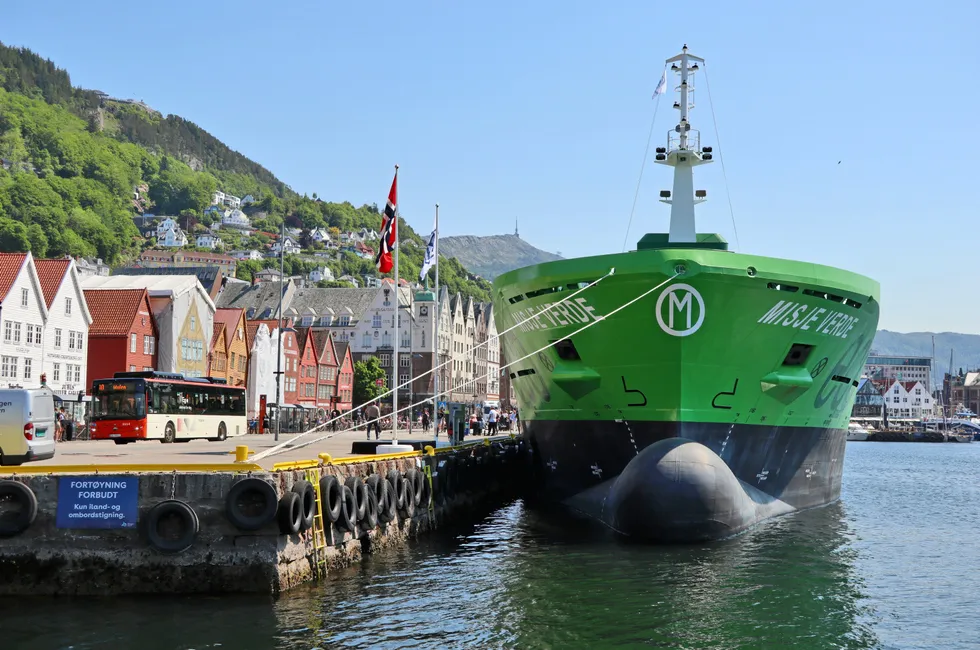 Misje Verde ved kai i Bergen, en time før dåpen.