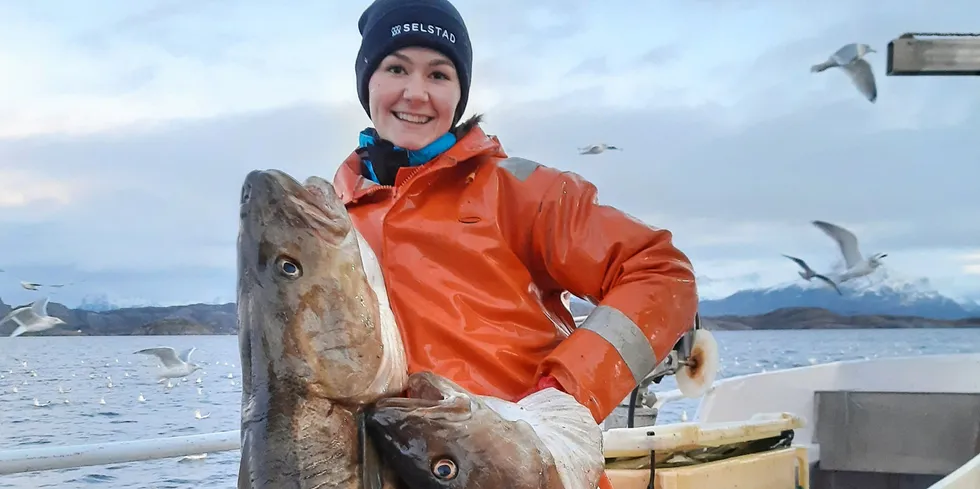 IMPONERT: Den nyutdannede læreren Tonje Kristiansen (25) fra Gjerøy driver med fløytlina sammen med sin far Odd-Kåre denne høsten og vinteren. Hun har imponert både vennene og sin far med innsatsen i en intensiv fiskerisesong.