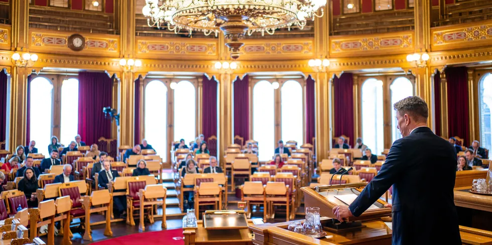Både Stortinget og statsråd Terje Aasland vil bygge kraftproduksjon i næringsområder.