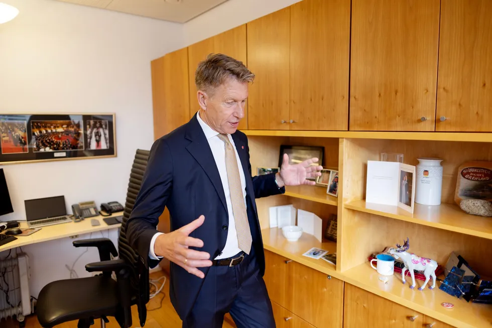 – Vanskelig å anslå, sier energiminister Terje Aasland om Norgespris sin påvirkning på spotprisen.